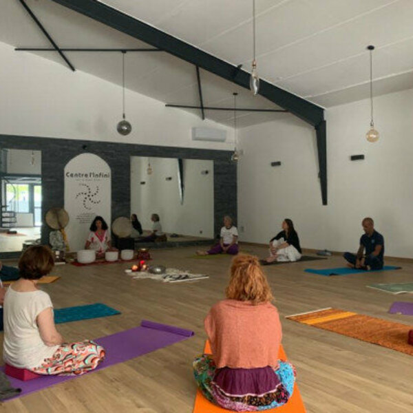 Cours de yoga d'été en studio climatisé à Sainte-Maxime