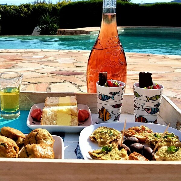 Savourez votre plateau apéro au bord de la piscine